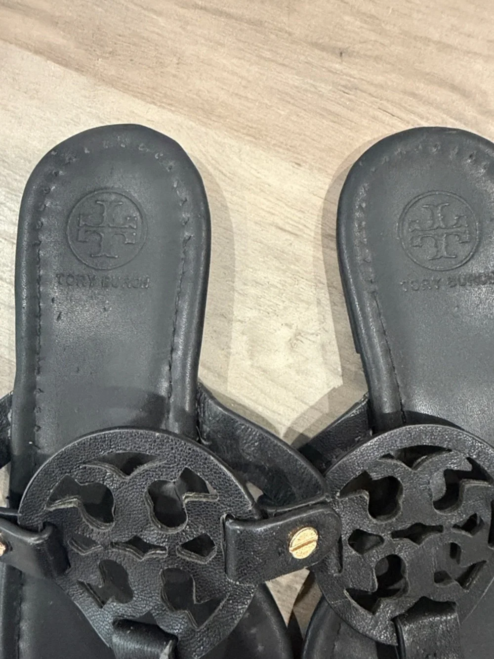 Tory Burch Black Leather Logo Thong Sandals with Gold Studs - Picture 4 of 6